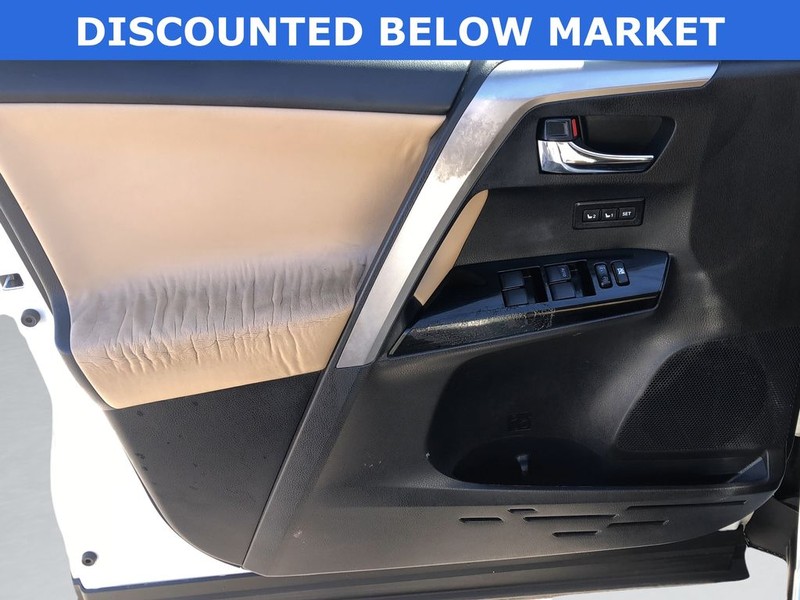 Toyota RAV4 Hybrid Vehicle Full-screen Gallery Image 11