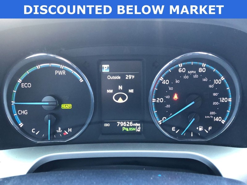 Toyota RAV4 Hybrid Vehicle Full-screen Gallery Image 13