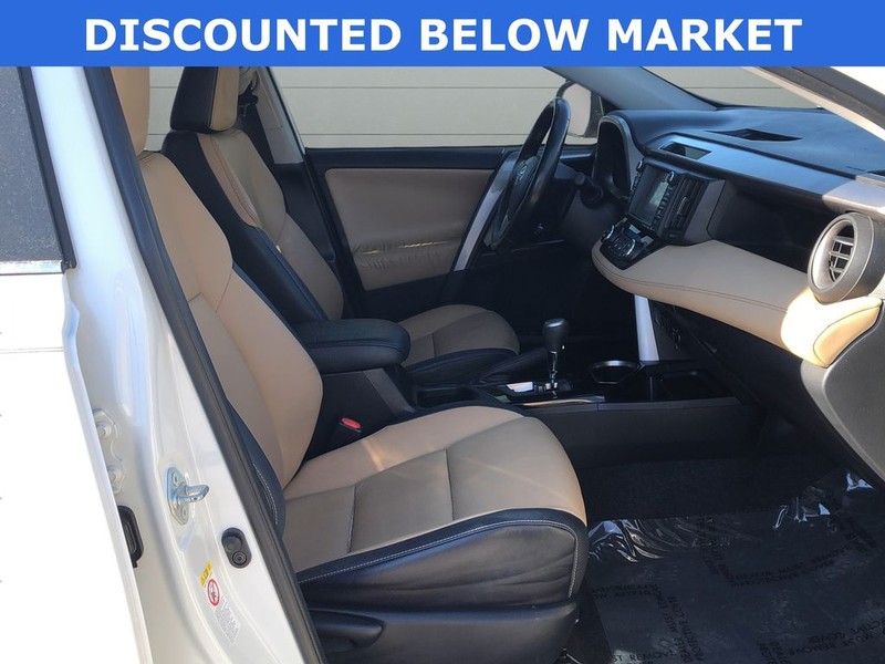 Toyota RAV4 Hybrid Vehicle Full-screen Gallery Image 15