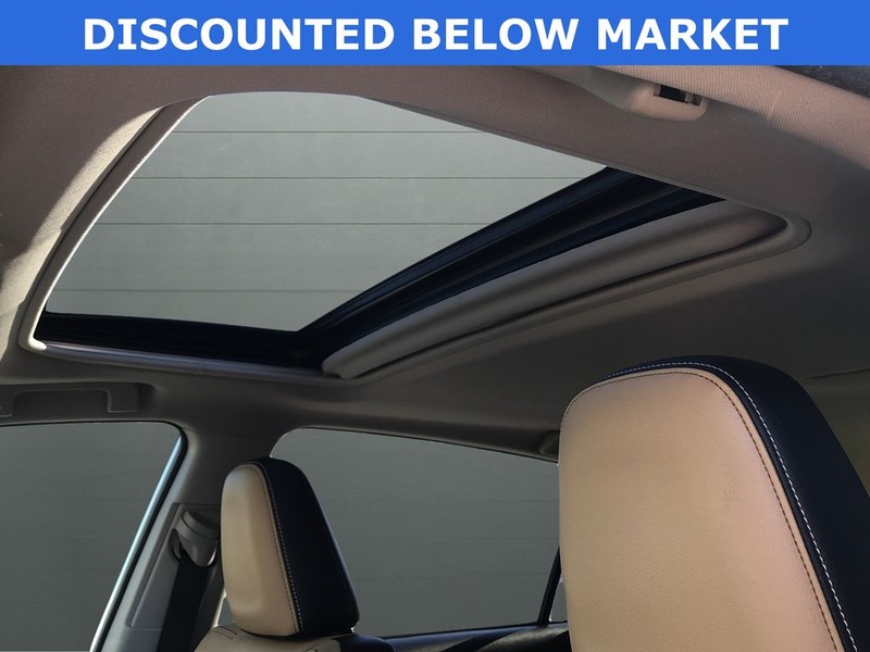 Toyota RAV4 Hybrid Vehicle Full-screen Gallery Image 16