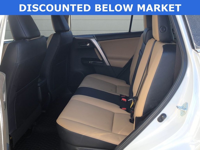 Toyota RAV4 Hybrid Vehicle Full-screen Gallery Image 17