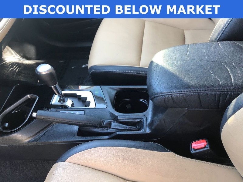 Toyota RAV4 Hybrid Vehicle Full-screen Gallery Image 20