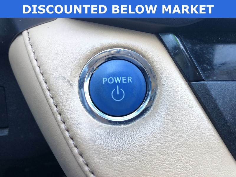 Toyota RAV4 Hybrid Vehicle Full-screen Gallery Image 24