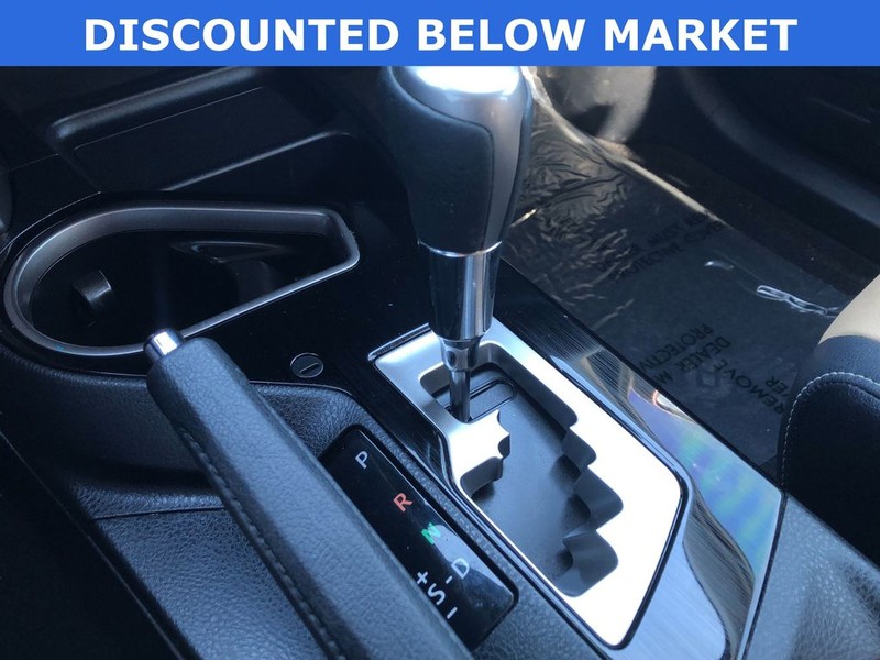 Toyota RAV4 Hybrid Vehicle Full-screen Gallery Image 25