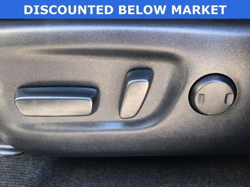 Toyota RAV4 Hybrid Vehicle Full-screen Gallery Image 28