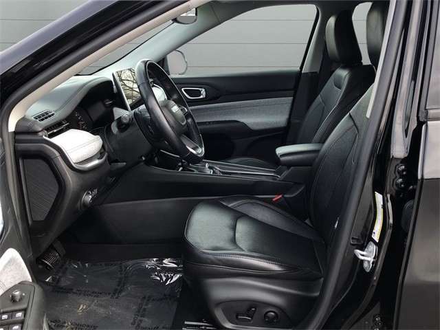 Jeep Compass Vehicle Full-screen Gallery Image 10