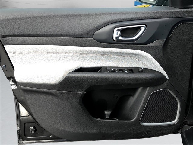 Jeep Compass Vehicle Full-screen Gallery Image 11