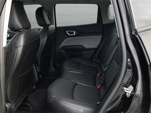 Jeep Compass Vehicle Full-screen Gallery Image 16