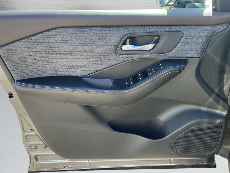 Nissan Rogue Vehicle Full-screen Gallery Image 11