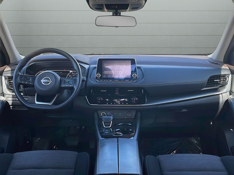 Nissan Rogue Vehicle Full-screen Gallery Image 12