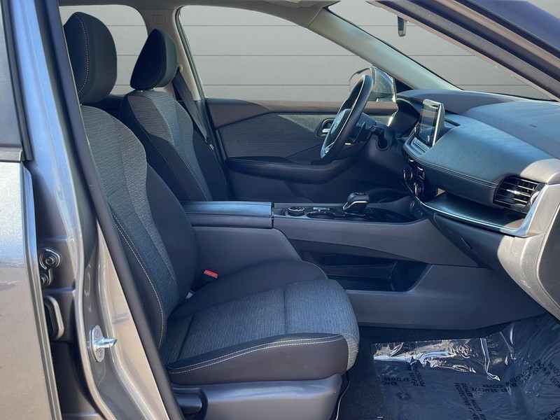 Nissan Rogue Vehicle Full-screen Gallery Image 15