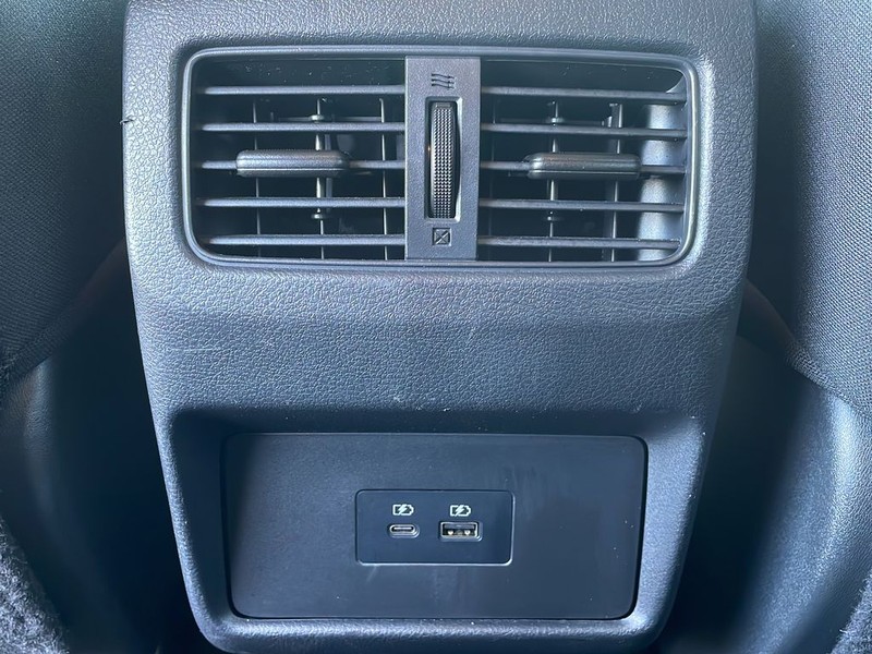 Nissan Rogue Vehicle Full-screen Gallery Image 17