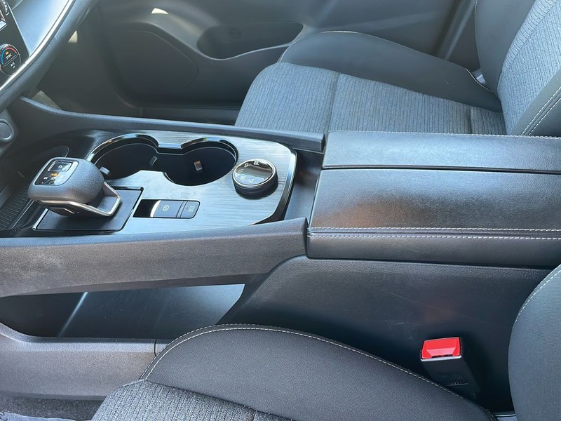 Nissan Rogue Vehicle Full-screen Gallery Image 19