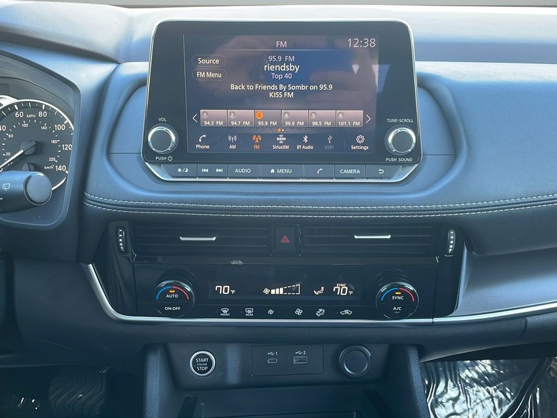 Nissan Rogue Vehicle Full-screen Gallery Image 21