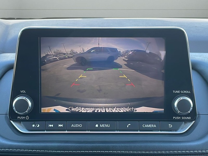 Nissan Rogue Vehicle Full-screen Gallery Image 23