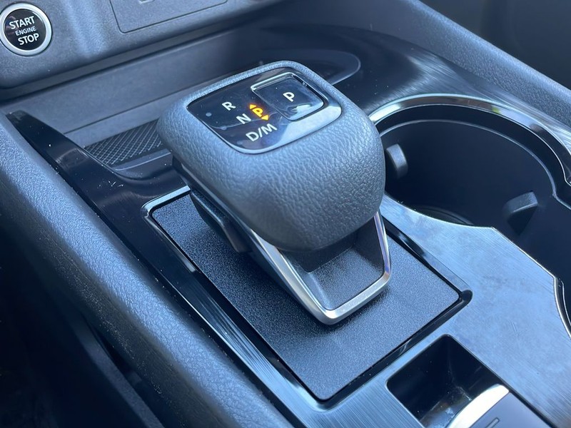 Nissan Rogue Vehicle Full-screen Gallery Image 24