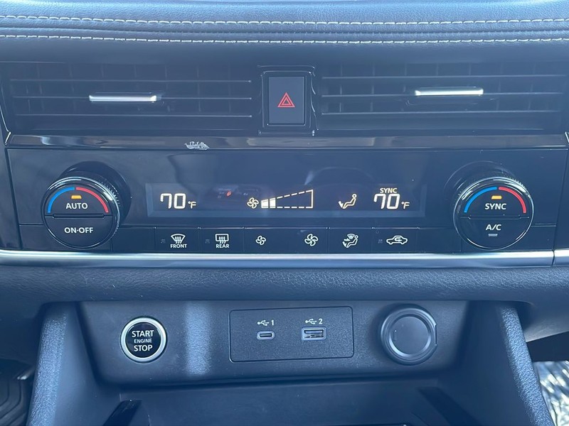 Nissan Rogue Vehicle Full-screen Gallery Image 26