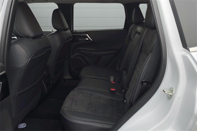 Mitsubishi Outlander Vehicle Full-screen Gallery Image 19