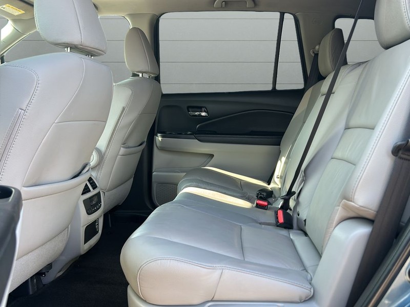 Honda Pilot Vehicle Full-screen Gallery Image 11