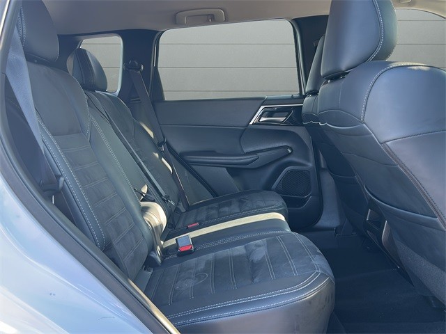 Mitsubishi Outlander Vehicle Full-screen Gallery Image 12