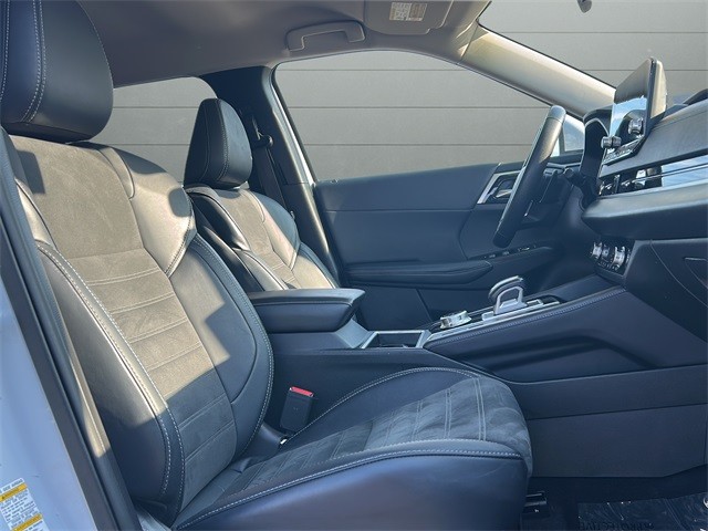 Mitsubishi Outlander Vehicle Full-screen Gallery Image 13