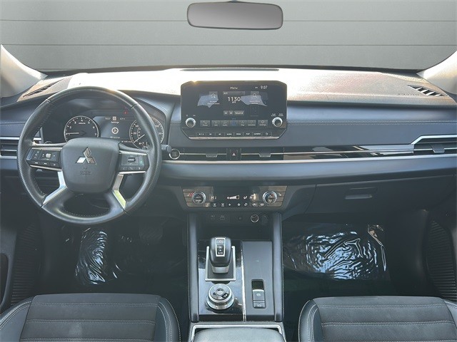 Mitsubishi Outlander Vehicle Full-screen Gallery Image 14