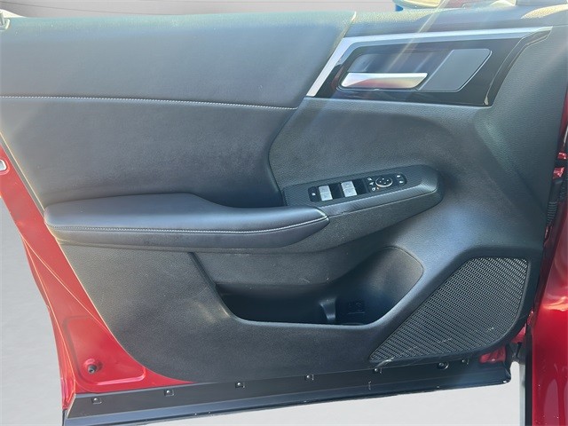 Mitsubishi Outlander Vehicle Full-screen Gallery Image 9