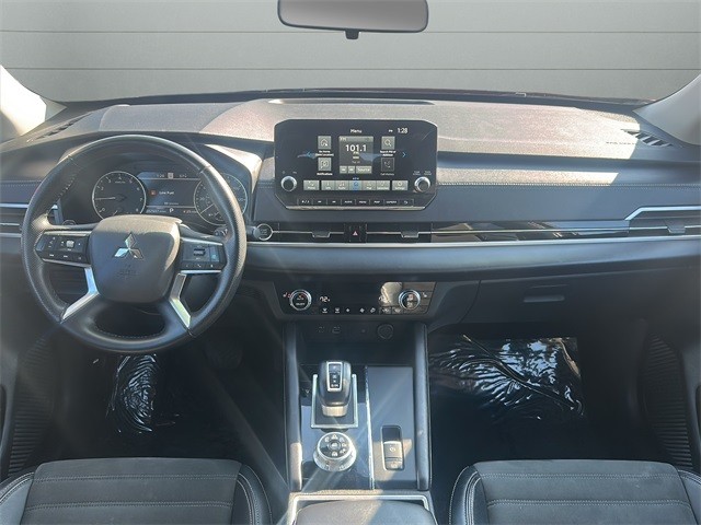 Mitsubishi Outlander Vehicle Full-screen Gallery Image 15