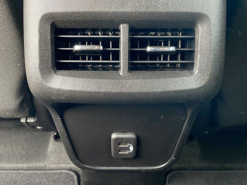 Chevrolet Equinox Vehicle Full-screen Gallery Image 17