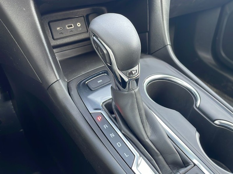 Chevrolet Equinox Vehicle Full-screen Gallery Image 24