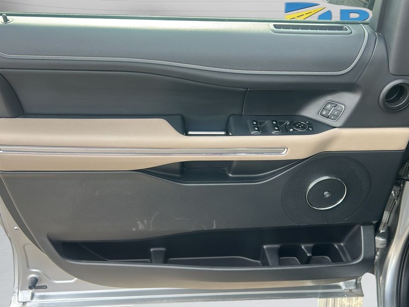 Ford Expedition Max Vehicle Full-screen Gallery Image 9