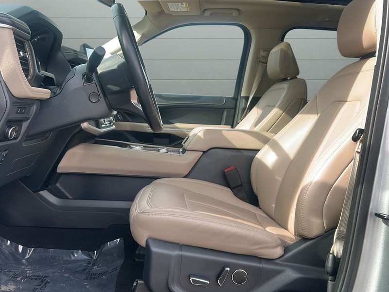 Ford Expedition Max Vehicle Full-screen Gallery Image 10