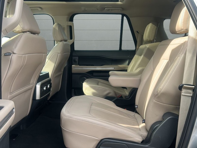 Ford Expedition Max Vehicle Full-screen Gallery Image 11