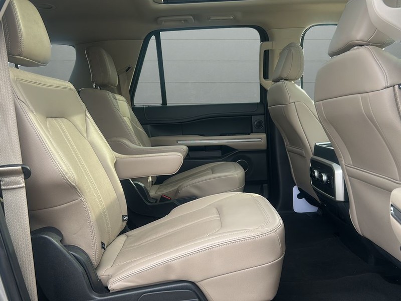 Ford Expedition Max Vehicle Full-screen Gallery Image 13