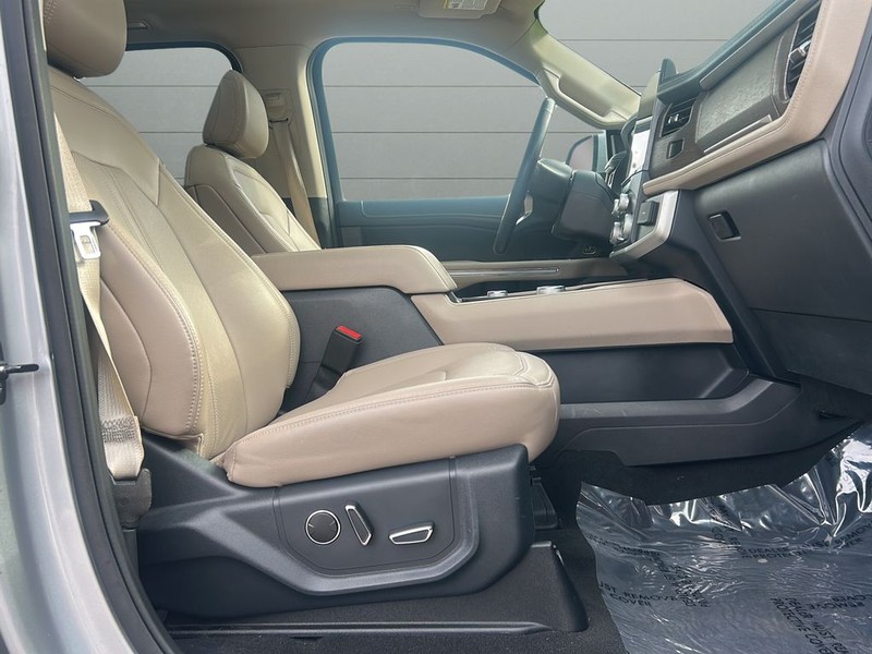 Ford Expedition Max Vehicle Full-screen Gallery Image 14