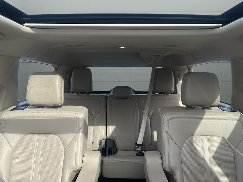 Ford Expedition Max Vehicle Full-screen Gallery Image 15