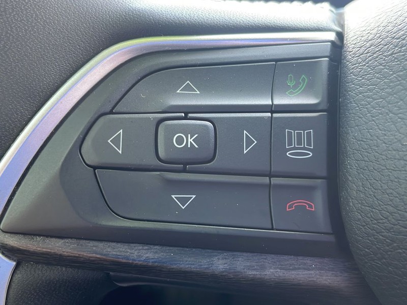 Jeep Grand Cherokee L Vehicle Full-screen Gallery Image 9