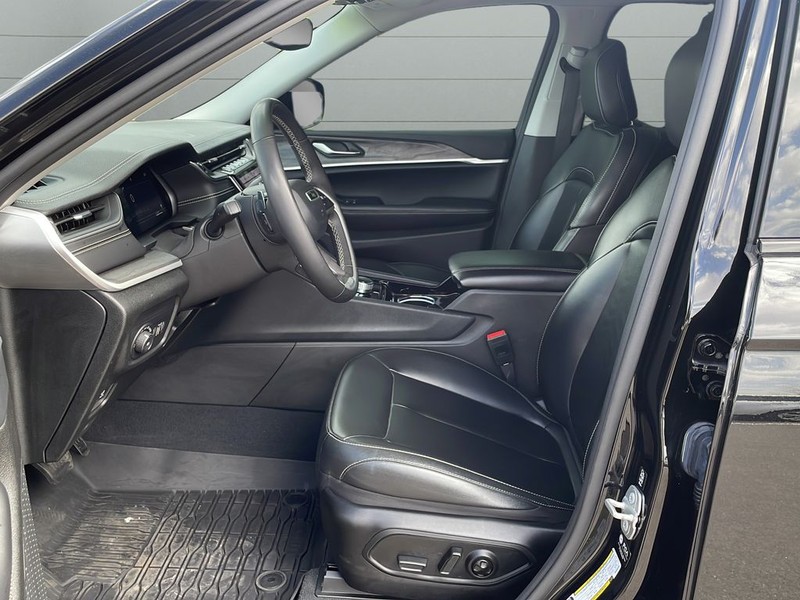 Jeep Grand Cherokee L Vehicle Full-screen Gallery Image 10