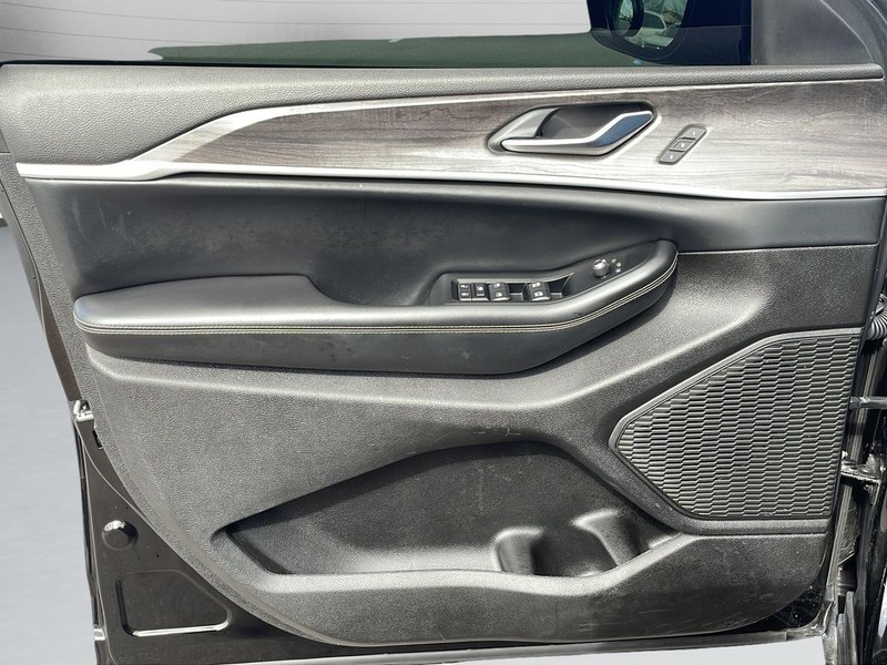 Jeep Grand Cherokee L Vehicle Full-screen Gallery Image 11