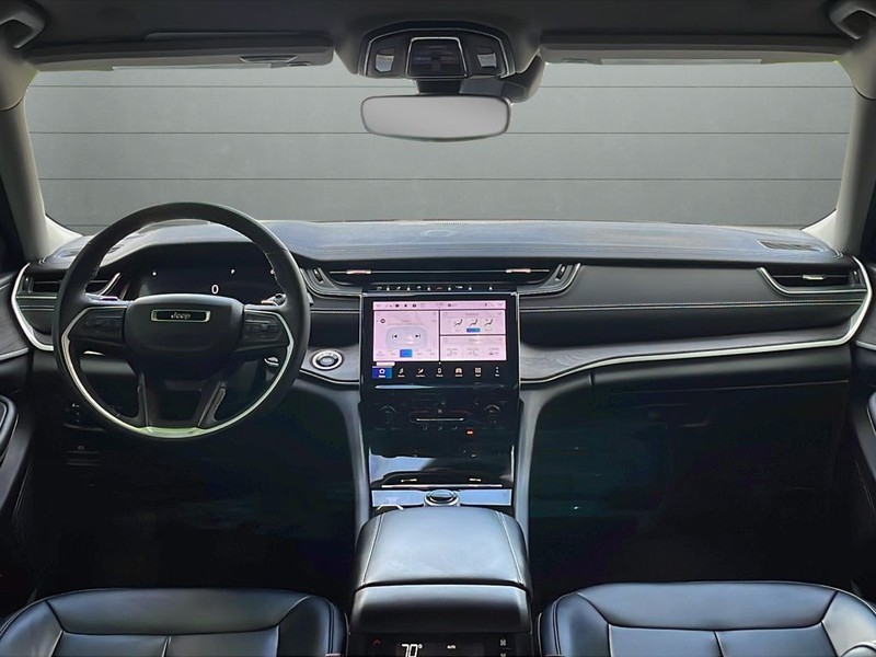 Jeep Grand Cherokee L Vehicle Full-screen Gallery Image 12