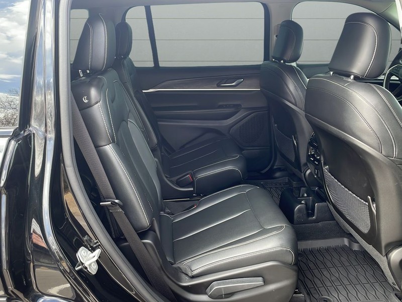 Jeep Grand Cherokee L Vehicle Full-screen Gallery Image 14