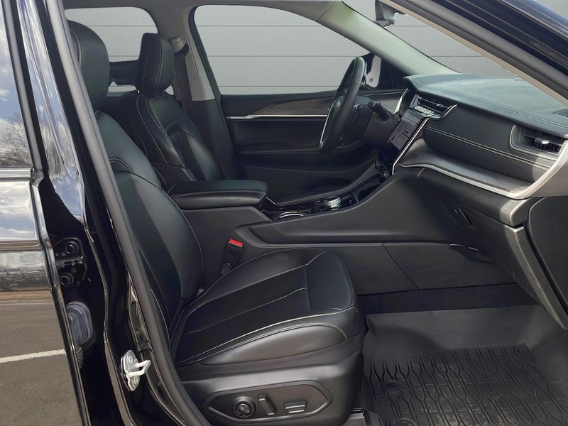 Jeep Grand Cherokee L Vehicle Full-screen Gallery Image 15