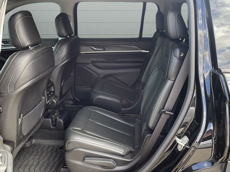 Jeep Grand Cherokee L Vehicle Full-screen Gallery Image 16