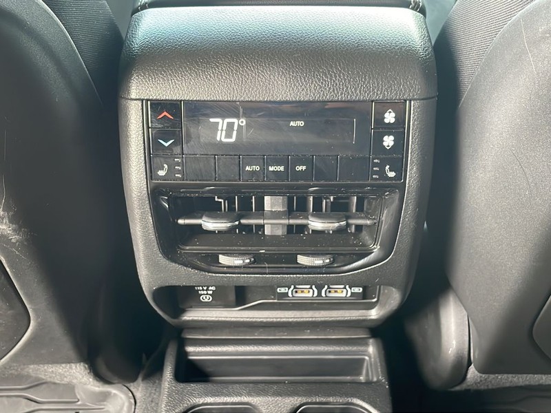 Jeep Grand Cherokee L Vehicle Full-screen Gallery Image 17