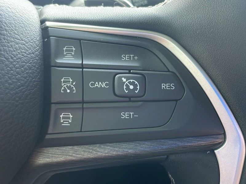 Jeep Grand Cherokee L Vehicle Full-screen Gallery Image 18