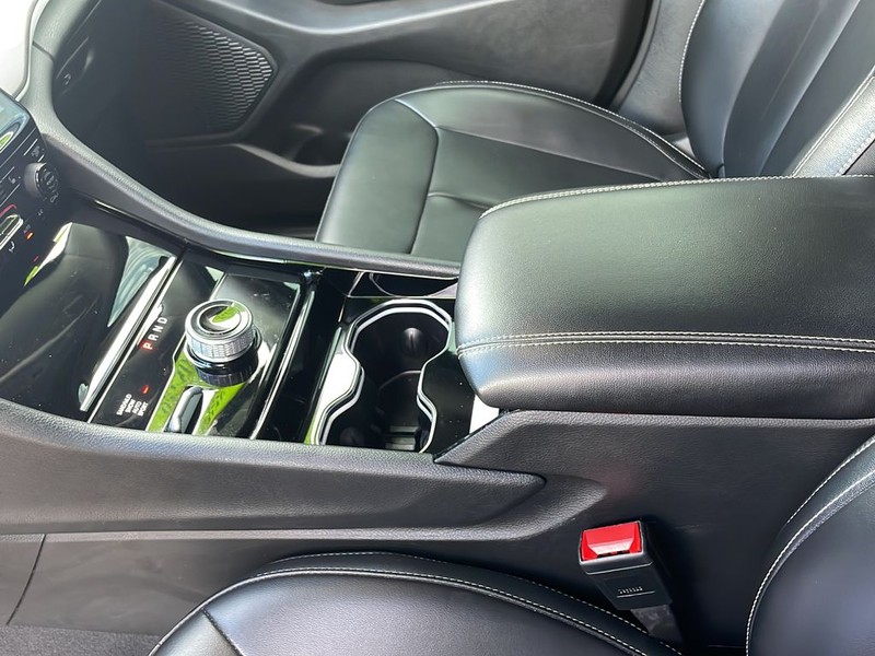 Jeep Grand Cherokee L Vehicle Full-screen Gallery Image 19