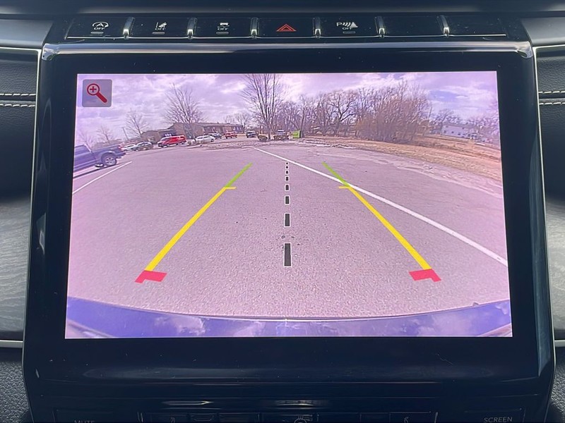 Jeep Grand Cherokee L Vehicle Full-screen Gallery Image 23