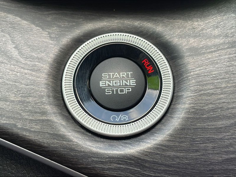 Jeep Grand Cherokee L Vehicle Full-screen Gallery Image 25