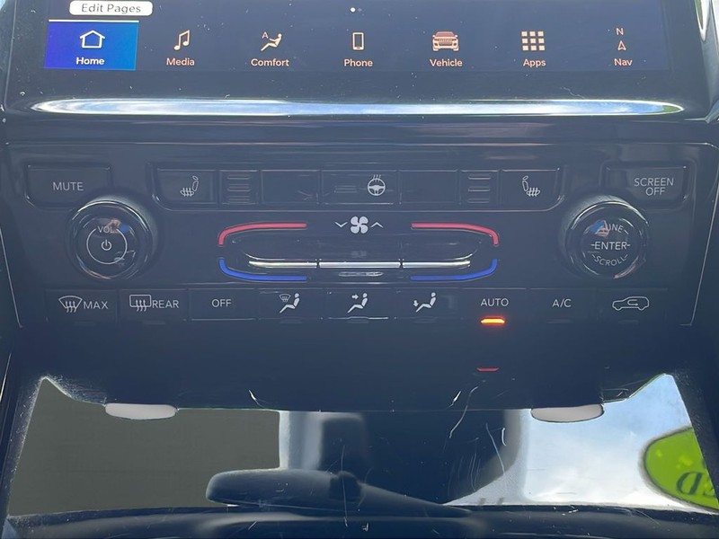 Jeep Grand Cherokee L Vehicle Full-screen Gallery Image 26