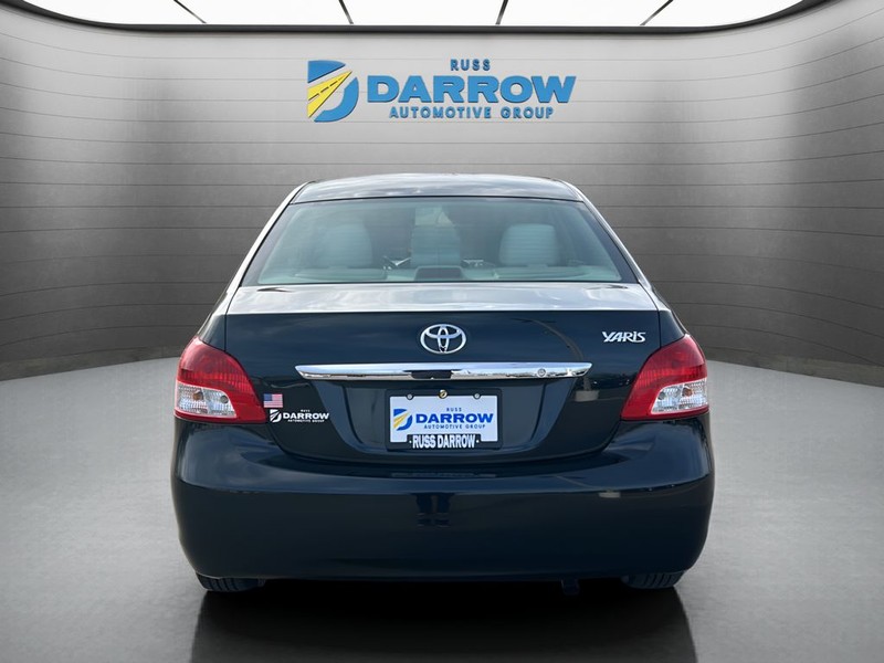 Toyota Yaris Vehicle Full-screen Gallery Image 4